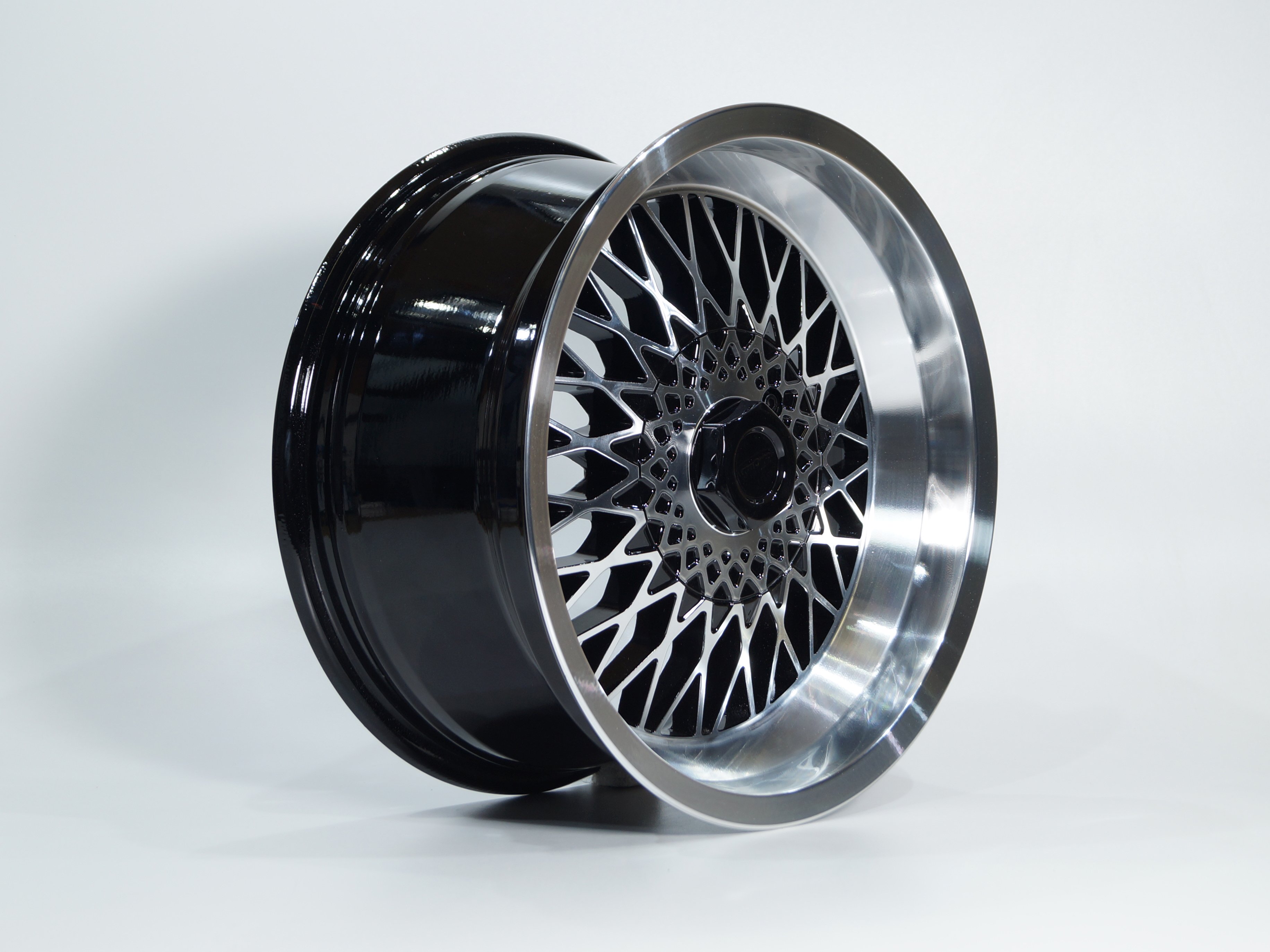 Remotec – Schwarz RAL9005 Hochglanz + CNC-Glanzdrehen